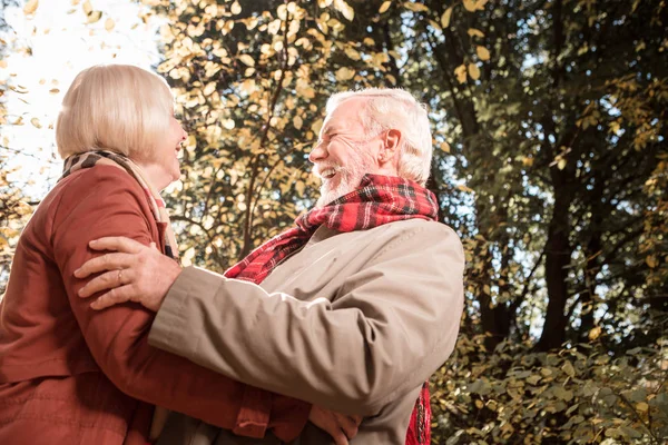 Pozytywne wesoły para starszy, ciesząc się ich weekendy — Zdjęcie stockowe