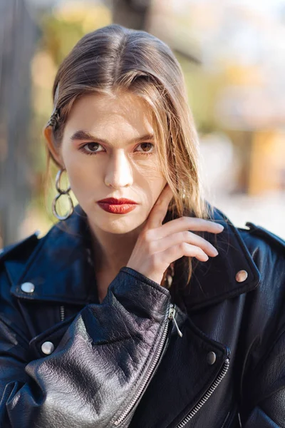 Modelo de pelo oscuro con tres toboganes de pelo posando en chaqueta de cuero — Foto de Stock