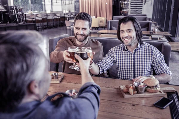 Joyeux jeunes hommes communiquant avec leur partenaire — Photo