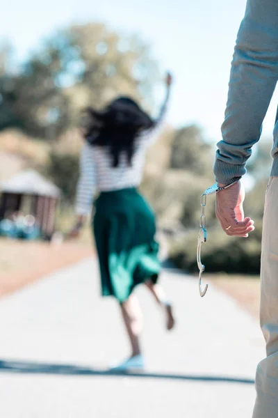 Primer plano de la mano masculina que estando esposado — Foto de Stock