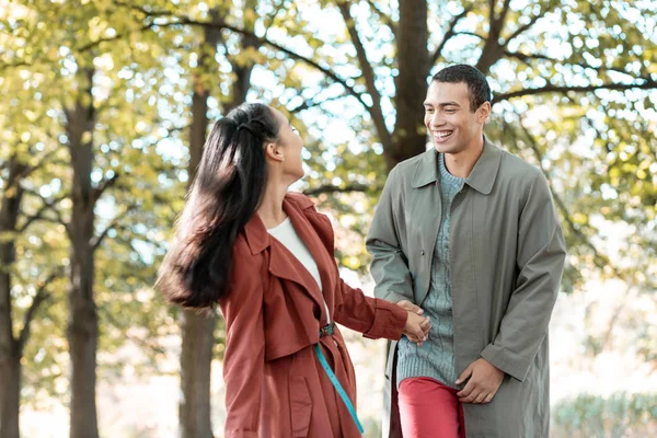 Beter Samen Soort Mannelijke Persoon Gevoel Geluk Tijdens Het Wandelen — Stockfoto