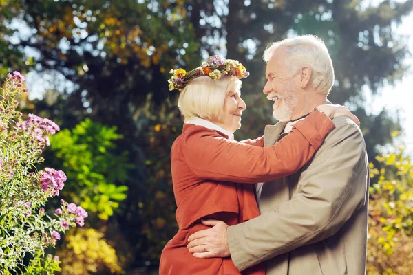 Boldog, vidám idős pár egymást átölelve — Stock Fotó