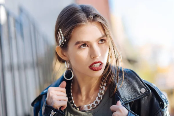 Modelo de foto con labios brillantes con pendientes y collar masivos —  Fotos de Stock