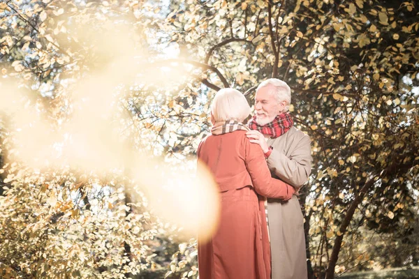 Glad positiv äldre möte i parken — Stockfoto