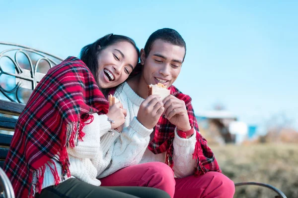 Avslappnad älskande par som njuter av sina glada helger — Stockfoto