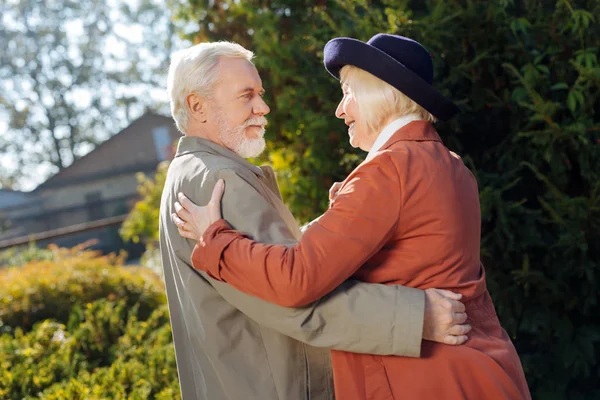 Красивый пожилой мужчина танцует со своей женой — стоковое фото