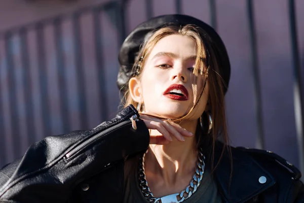 Retrato de modelo de foto atractiva joven con buen maquillaje y labios brillantes —  Fotos de Stock