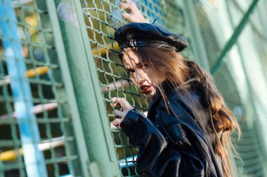 Güzel genç model parlak kırmızı dudaklar ile fotoğrafçı için poz