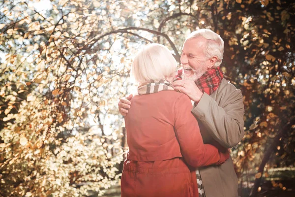 Feliz casal alegre ter um grande momento — Fotografia de Stock