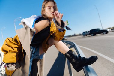 Profesyonel model moda kampanyaya katılan süre poz