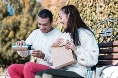 Sıcak çay dökülen tür esmer çocuk