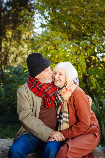 Trevlig omtänksam man kramar sin älskade hustru — Stockfoto