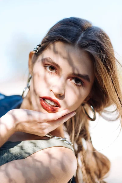 Modelo de moda de pelo oscuro con camisa caqui y chaqueta de cuero —  Fotos de Stock