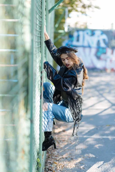 Modelo de moda usando três lâminas de cabelo e brincos maciços — Fotografia de Stock