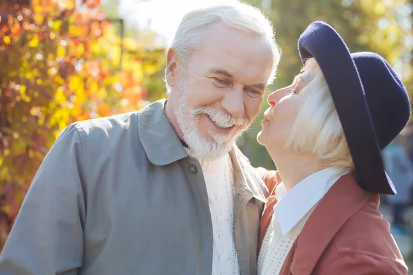 Trevlig äldre kvinna kysser hennes älskade make — Stockfoto