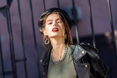 Güzel fotoğraf modeli güzel aksesuarlar giyen parlak kırmızı dudaklar ile