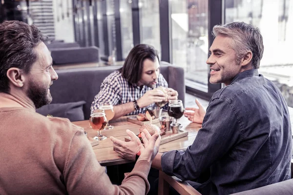 Positivo hombres encantados tener charla agradable durante la pausa —  Fotos de Stock