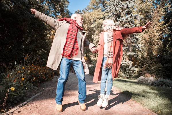 Potěšen, pozitivní lidé baví spolu ve věku — Stock fotografie