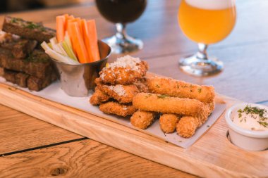 Bu plaka üzerinde yalan peynirli çubuk yakın çekim