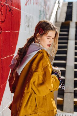 Güzel kadın kırmızı giyen şık sarı ceket dudakları