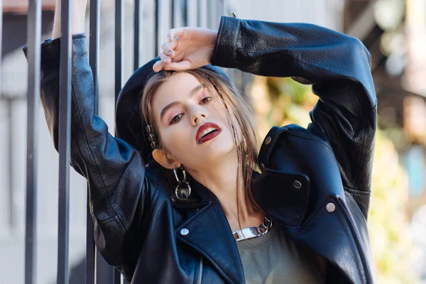 Genç umut verici sokak model duvarın dışında yakın poz