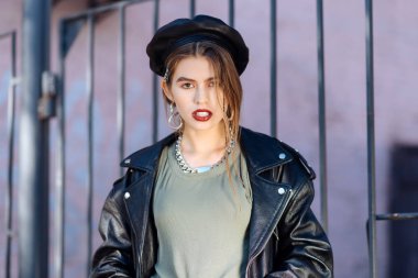 Genç umut verici sokak model fotoğraf oturumunda yer alan süre poz