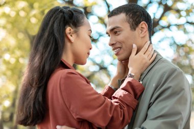 Neşeli esmer erkek arkadaşı ile iletişim