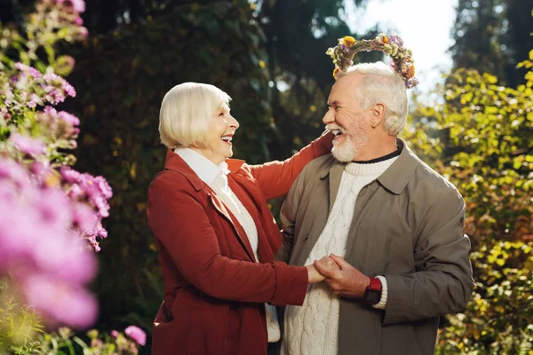 Personas mayores felices disfrutando de su tiempo juntos — Foto de Stock