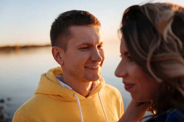 Joven mirando a su pareja con amor —  Fotos de Stock