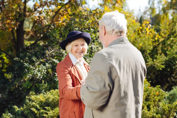 Neşeli pozitif insanlar birbirlerine gülümseyen