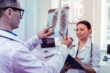 Uluslararası Doktor onun ortağı konsantre
