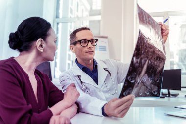 Röntgen fotoğrafa bakarak özenli tıbbi işçi