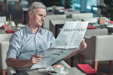 Kafede onun hafta sonu zevk memnun emekli