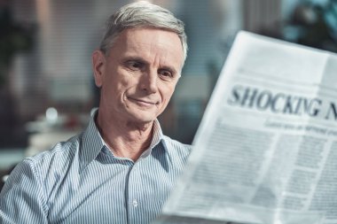 Memnun adam portresi bu tutma yüzünde gülümseme