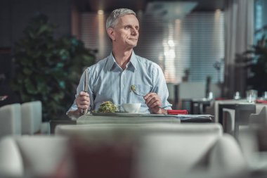 Ciddi emekli adam karısı hakkında düşünme