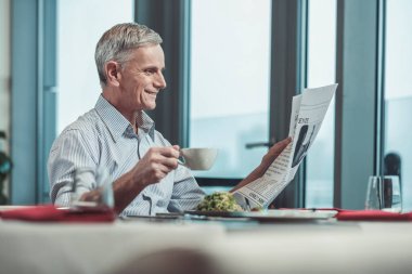 Neşeli olgun adam sabah zevk ile harcama