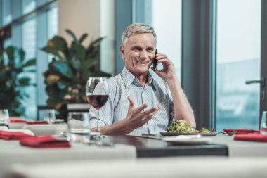 Öğle yemeğine giden duygusal olgun adam