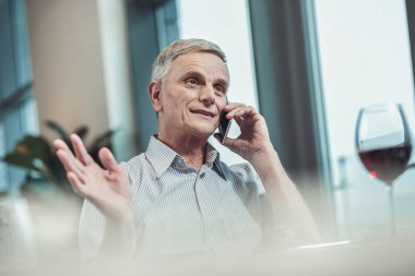 Rahat olgun yaşlı adam telefon