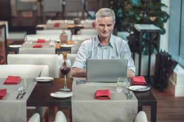 Bilgisayarda restoranda çalışan gizemli olgun adam