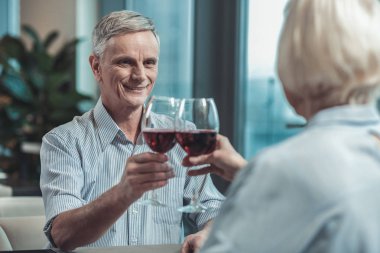 Yıldönümleri kafede olmak olumlu mutlu çift