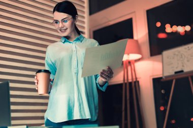 Yaratıcı kız diyagramları izlerken