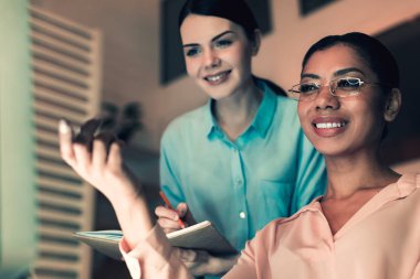 Bir konuşma hazırlamak yaratıcı takım arkadaşları