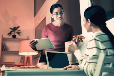 Gülümseyen kadın yeni proje tartışıyor