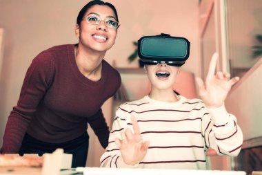 Neşeli kızlar VR gözlük test