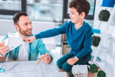 Neşeli adam ve onun çocuk çizim birlikte