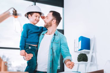 Mutlu baba ve birlikte vakit bir çocuk