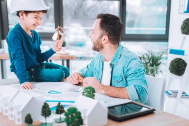 Sevimli çocuk elinde kalem tutan