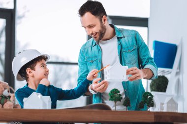 Gurur çocuk bir kağıt yapılmış evi