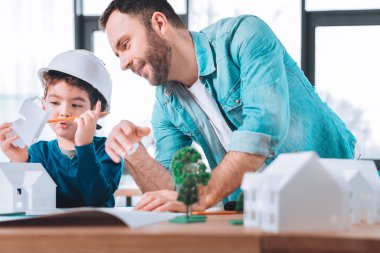 Özenli çocuk bir kağıt şekil yapma