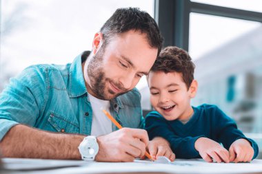 Neşeli oğul baba ile zaman zevk